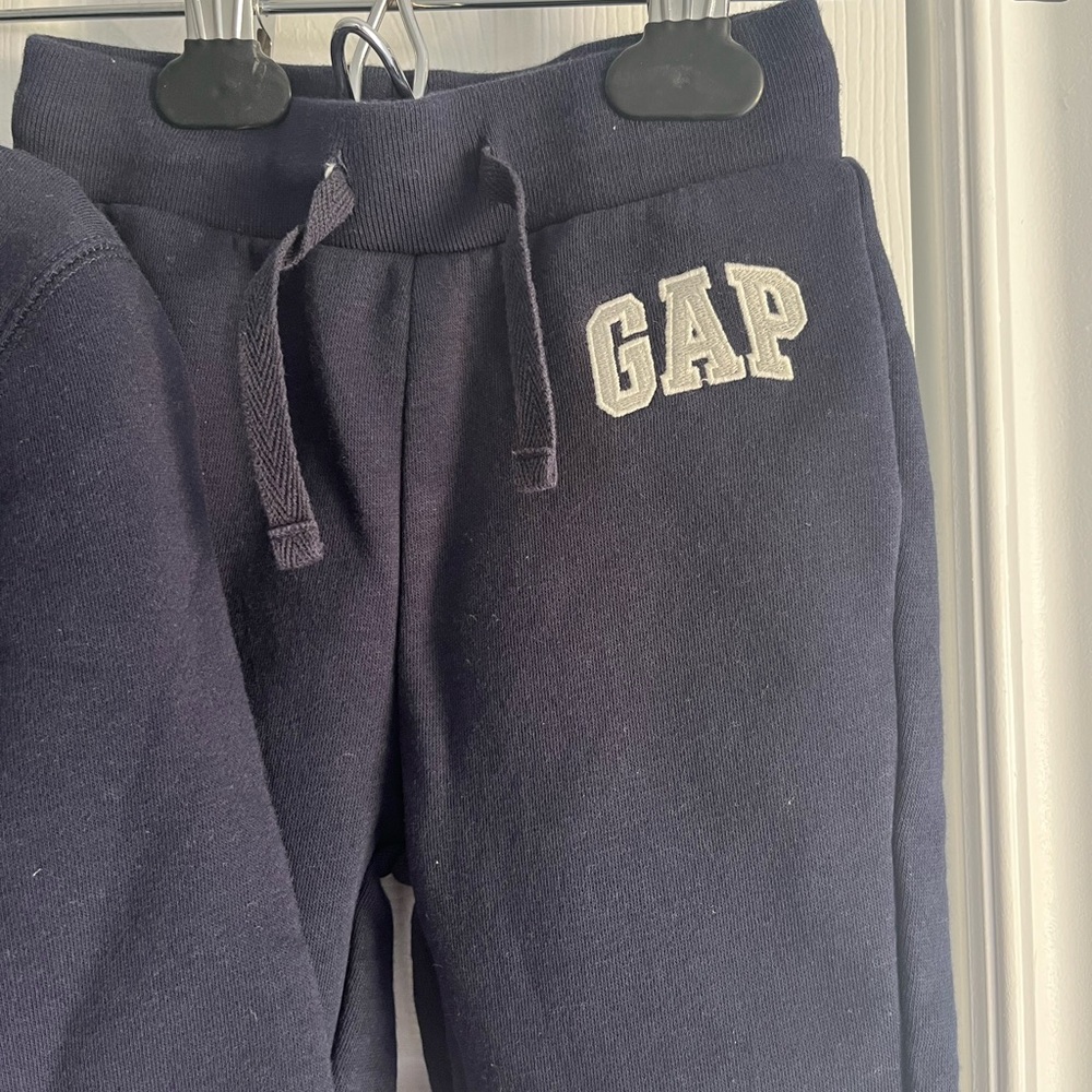 GAP | Toddler Logo Sweat Set - Picture 2 of 13